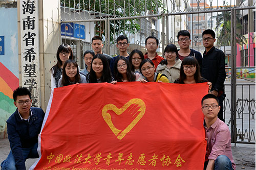 學校門口合照